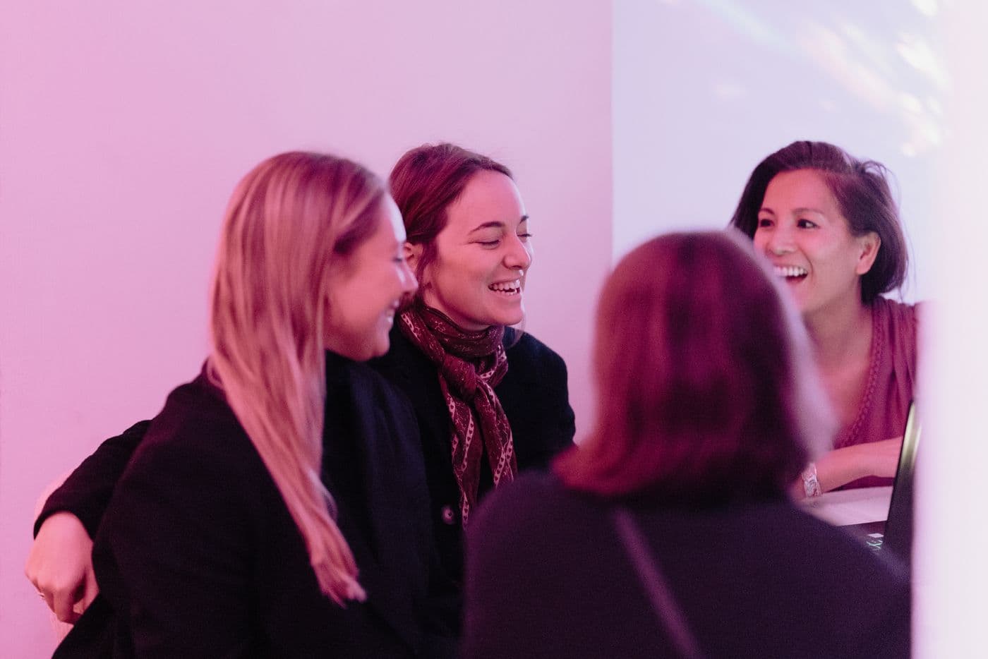 Marie-Ange laughing with three guests during a live consult